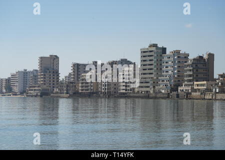 Famagusta (Varosha) è un abbandono della città cipriota di Famagosta. Prima del 1974 invasione turca di Cipro, fu la moderna area turistica della città. Foto Stock