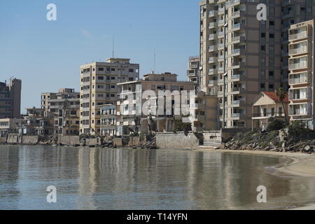Famagusta (Varosha) è un abbandono della città cipriota di Famagosta. Prima del 1974 invasione turca di Cipro, fu la moderna area turistica della città. Foto Stock
