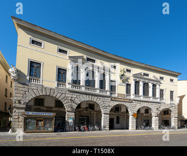 Udine, regione Friuli Venezia Giulia, Italia. Il 22 marzo 2019. La facciata dell'edificio pawnshop in via Mercatovecchio Foto Stock