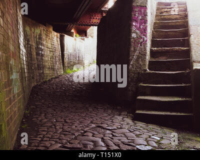 Sotto il ponte ferroviario da Trent e Mersey canal, Etruria, Stoke-on-Trent, Regno Unito Foto Stock