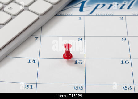 La puntina rossa sul giorno di aprile 15 del calendario per l'imposta sul reddito dovuta data promemoria Foto Stock