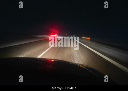Guidare di notte in inverno sulla Lituania autostrada Foto Stock