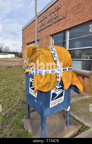 USPS mailing box è chiuso e coperto come essere inutilizzabile per la spedizione di lettere e voti in quella località della costa orientale non frode??? Foto Stock