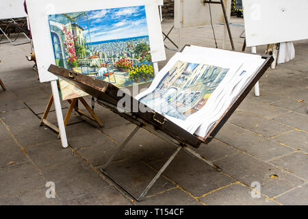Un concetto foto di opere di un artista di strada all'interno di un cavalletto di legno nella valigetta. Raccolte e pronto a lasciare. Foto Stock