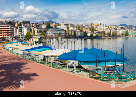Lugano, Svizzera - 10 Marzo 2019: le tradizionali barche da pesca in un porto del lago di Lugano Foto Stock