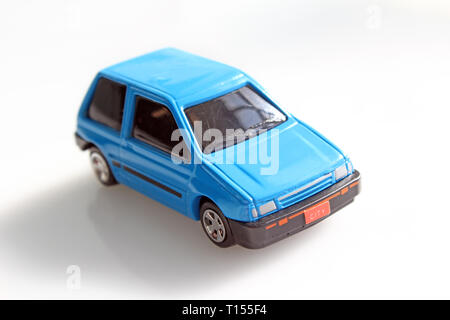 Antichi giocattoli da collezione accendisigari per auto, isolato su sfondo bianco, close-up Foto Stock