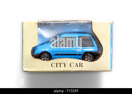 Antichi giocattoli da collezione accendisigari per auto nella casella, isolato su sfondo bianco, close-up Foto Stock