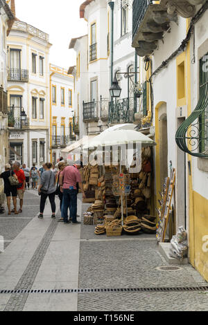 EVORA, PORTOGALLO: Undefined turisti shopping nella via principale di Evora. Un tipico souvenir da Evora è il sughero prodotti: sacchi; parcheggiatori, cappelli ecc. Foto Stock