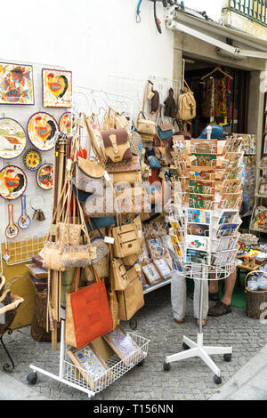 EVORA, PORTOGALLO: Undefined turisti shopping nella via principale di Evora. Un tipico souvenir da Evora è il sughero prodotti: sacchi; parcheggiatori, cappelli ecc. Foto Stock