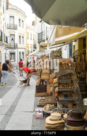 EVORA, PORTOGALLO: Undefined turisti shopping nella via principale di Evora. Un tipico souvenir da Evora è il sughero prodotti: sacchi; parcheggiatori, cappelli ecc. Foto Stock