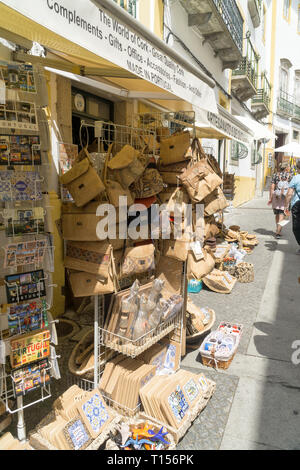 EVORA, PORTOGALLO: Undefined turisti shopping nella via principale di Evora. Un tipico souvenir da Evora è il sughero prodotti: sacchi; parcheggiatori, cappelli ecc. Foto Stock