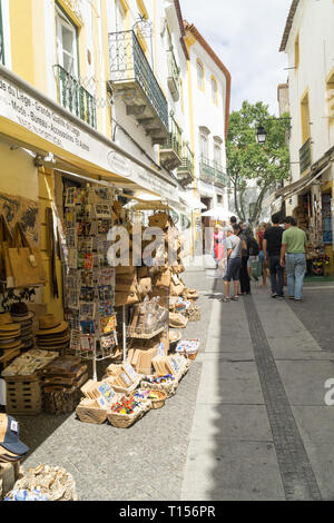 EVORA, PORTOGALLO: Undefined turisti shopping nella via principale di Evora. Un tipico souvenir da Evora è il sughero prodotti: sacchi; parcheggiatori, cappelli ecc. Foto Stock