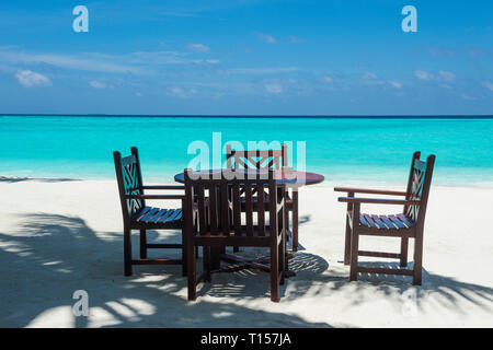 Maledives, Ari Atoll, Nalaguraidhoo, Sun Island Resort, sedie e tavolo di Foto Stock