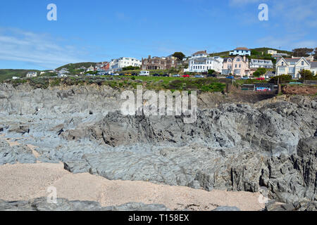 Rocce scoscese a Woolacombe Beach con una vista di alberghi e appartamenti sul mare e di altri edifici, da Woolacombe Bay, Devon, Regno Unito Foto Stock