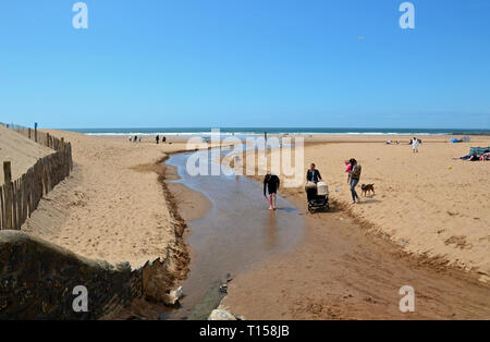 Le persone che si godono il lungomare a Woolacombe Beach, Woolacombe Bay, Devon, Regno Unito Foto Stock