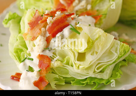 Cuneo di lattuga con condimento a base di formaggio erborinato e pancetta Foto Stock
