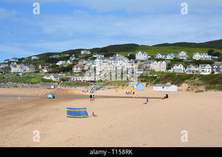 Le persone che si godono il lungomare a Woolacombe Beach, Woolacombe Bay, Devon, Regno Unito Foto Stock