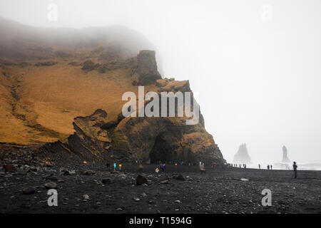 L'Islanda, Sud Islanda, Vik mi Myrdal, i turisti sulla spiaggia di Reynisfjara Foto Stock
