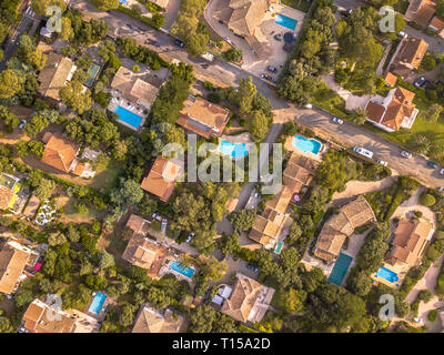 Ville di lusso con piscine top down vista aerea nel sud della Francia Foto Stock