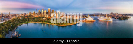 Paesaggio urbano della città di Sydney CBD con importanti punti di riferimento architettonici sulle sponde del porto di Sydney in early pre sunrise ora in ampio panorama dell'antenna. Foto Stock