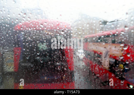 Una vista di double decker bus rosso in vista del traffico dalla parte superiore del bus interno gocce di pioggia sulla finestra sulla giornata piovosa Londra Inghilterra KATHY DEWITT Foto Stock