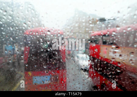 Una vista di double decker bus rosso in vista del traffico dalla parte superiore del bus interno gocce di pioggia sulla finestra sulla giornata piovosa Londra Inghilterra KATHY DEWITT Foto Stock