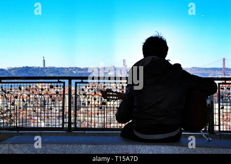 Lisbona, Portogallo- Marzo 21, 2019: musicista suonare musica fado su un punto di vista di Lisbona al mattino in una giornata di sole di primavera Foto Stock