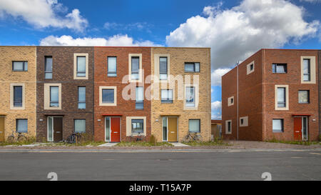 Moderni alloggi sociali in terra di colori contenenti modeste family appartamento case in Ypenburg, l'Aia, Paesi Bassi Foto Stock