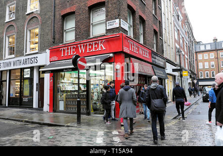 Il negozio di edicola Week all'angolo di Berwick Street In un giorno piovoso in febbraio Soho Londra UK KATHY DEWITT Foto Stock