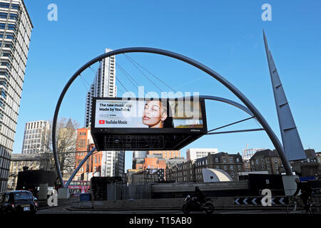 YouTube pubblicità musica app elettronica spot digitale screen cantante Jorja Smith a Old Street Roundabout a Londra EC1 Inghilterra Regno Unito KATHY DEWITT Foto Stock