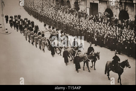 Il corteo dei Re Giorgio V, morto lunedì 20 gennaio 1936 in Sandringham. Il giovedì seguente la processione cuscinetto del re rimane ha fatto il suo modo da Kings Cross stazione ferroviaria attraverso le vie di londra rivestito da una folla numerosa a giacere in stato di Westminster. Foto Stock