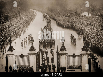 Il 28 gennaio 1936, resti di Re Giorgio V, la sua bara trasportato su un carrello di pistola di approccio alle porte di Marble Arch a Londra. Seguita da re e membri di molte famiglie reali europee", il re è preso per la stazione ferroviaria di Paddington da prendere al Castello di Windsor. Foto Stock