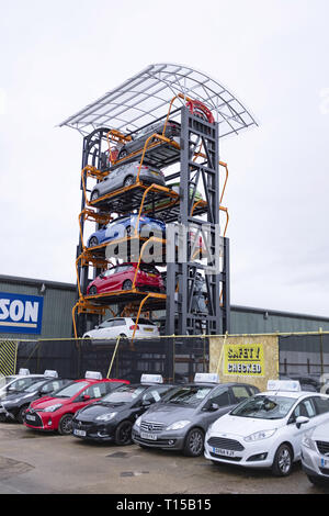 Aylesbury, Regno Unito - 06 dicembre, 2018. Un parcheggio rotante il sistema è usato su un parco industriale. Il sistema fornisce un modo innovativo per aumentare il parcheggio Foto Stock