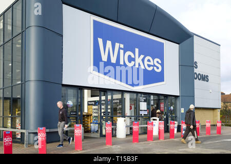 Milton Keynes, Regno Unito - 11 febbraio 2019. I clienti che entrano in un Wickes DIY store. Foto Stock