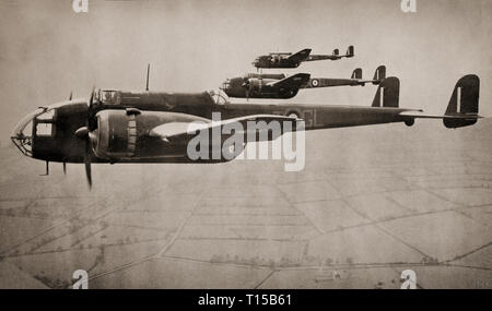 Un volo di Handley Page HP.52 Hampdens, un British twin-motore bombardiere medio della Royal Air Force. Essa è servita nelle prime fasi della Seconda Guerra Mondiale, prendendo parte alla prima notte raid su Berlino e i primi 1.000-bomber raid su Colonia. Esso è stato ritirato da RAF Bomber comando service nel tardo 1942, superata dai quattro più grandi bimotore bombardieri pesanti come l'Avro Lancaster. Foto Stock