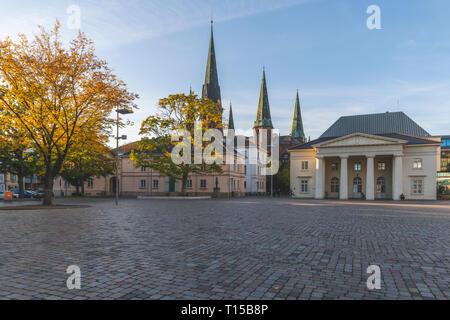 Germania, Bassa Sassonia, Oldenburg, città vecchia, Scloosplatz e San Lamberti chiesa Foto Stock