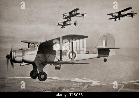 Un volo di Fairey Albacores, un britannico a singolo motore carrier-borne biplano aerosilurante costruito da Fairey Aviation tra 1939 e 1943 per la Royal Navy Fleet Air Arm e utilizzati durante la Seconda Guerra Mondiale. Esso aveva un tre-uomo equipaggio e è stato progettato per la formazione di macchie e ricognizione nonché a livello bombardamenti, dive bombardamenti e come un aerosilurante. Esso è stato concepito come una sostituzione per l'invecchiamento Fairey Swordfish, entrato in servizio nel 1936, ma è stato ritirato prima di esso, deve essere sostituito con il Fairey Barracuda e Grumman Avenger monoplan gli aerosiluranti. Foto Stock