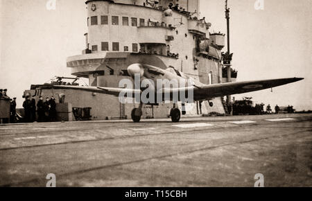 Il Supermarine Seafire, una versione navale del Supermarine Spitfire adattata per e e decollare da una portaerei. Dal 1942 in poi, il primo operativamente vitali F Seafire Mk III variante sono stati consegnati.it fornito copertura aerea durante lo sbarco degli Alleati nel Nord Africa nel 1942; nel luglio 1943, per l'invasione alleata della Sicilia e la successiva invasione degli alleati in Italia e nel 1944, durante lo sbarco in Normandia. Durante la seconda metà del 1944, il Seafire divenne una parte della componente aerea della British della flotta del Pacifico, dove ha subito dimostrato di essere una capace interceptor. Foto Stock