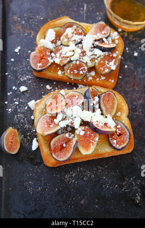 Vista verticale di toast con fichi e formaggio feta Foto Stock