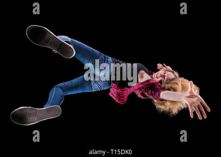 Ridendo giovane donna su sfondo nero visto da sotto Foto Stock