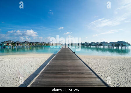 Maledives, Ari Atoll, Nalaguraidhoo, Sun Island Resort, pier per bungalows Foto Stock