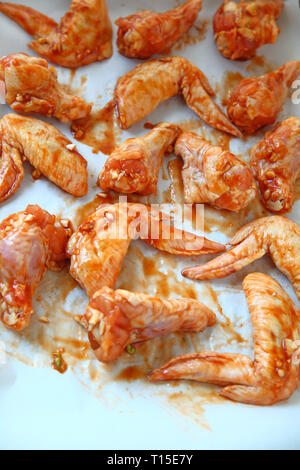 Vista aerea di ali di pollo con salsa di aglio e spazio di copia Foto Stock