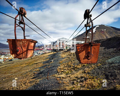 Norvegia, Spitsbergen, Longyearbyen, antichi resti della miniera di carbone, la storica funivia convogliatore Foto Stock