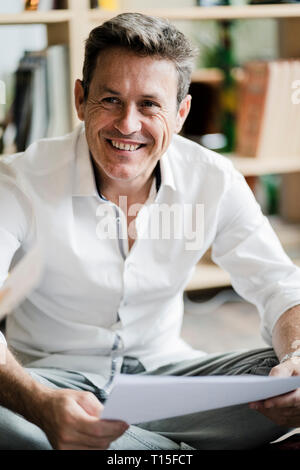 Ritratto di sorridente coppia giovane azienda paper Foto Stock