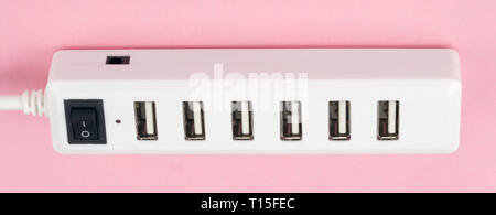 Hub Usb su sfondo rosa Foto Stock