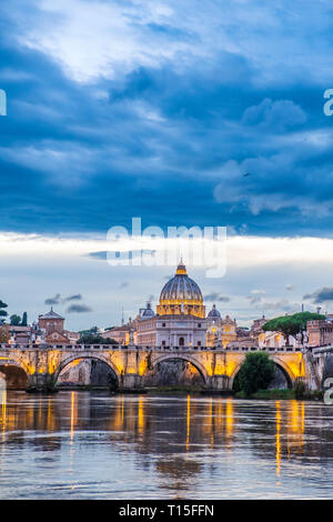 Italia, Roma, Vaticano, la Basilica di San Pietro e il Ponte Sant'Angelo di sera Foto Stock
