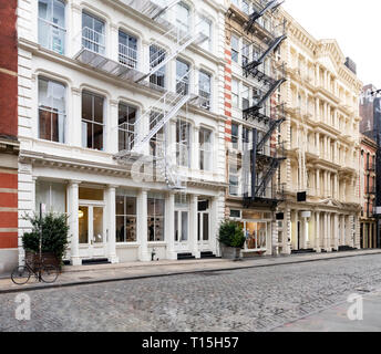 Edifici storici lungo Greene Street nel quartiere di SoHo di Manhattan, New York New York Foto Stock