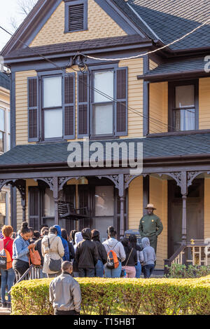 Martin Luther King Jr National Historic Park ranger con il gruppo turistico presso la casa natale di Martin Luther King Jr. in Atlanta, Georgia. (USA) Foto Stock