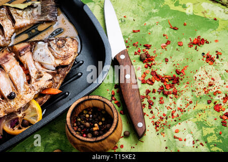 Grigliate di pesce delizioso.pesce al forno con citrus,vegetale e spezie nel pesce al forno.Frutti di Mare Foto Stock