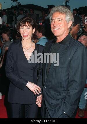 LOS ANGELES, CA. 04 agosto 1997: Victoria Principal & marito Dott. Harry Glassman alla premiere di Los Angeles di 'teoria cospirativa.". Foto Stock
